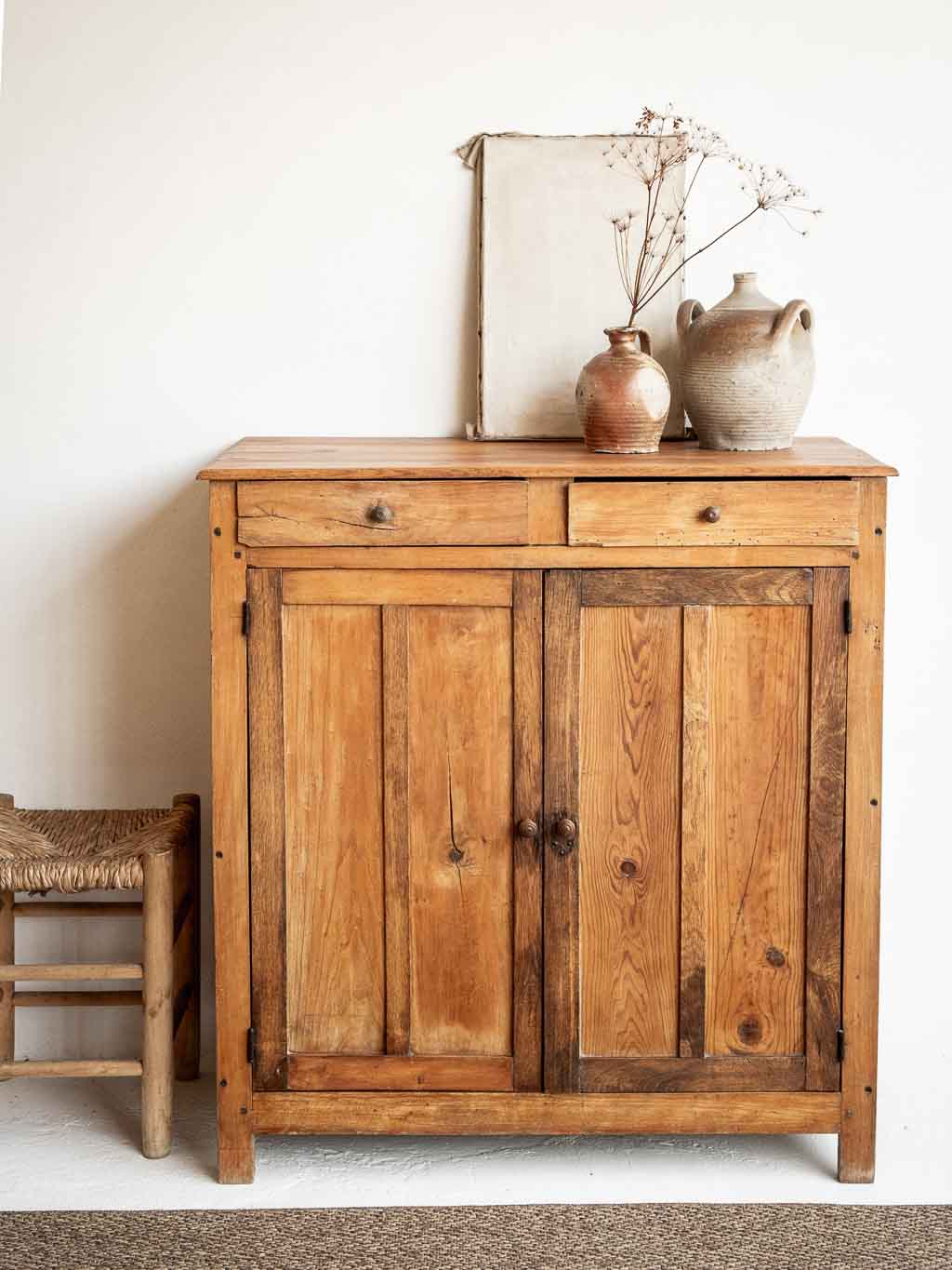 Ancien buffet parisien en bois, meuble de campagne rustique