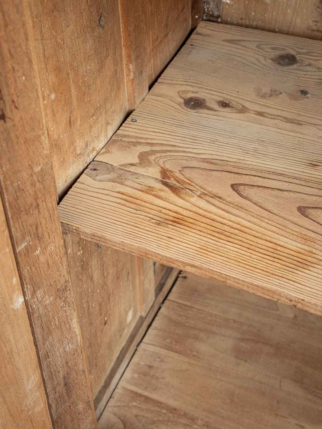 Ancien buffet parisien en bois, meuble de campagne rustique
