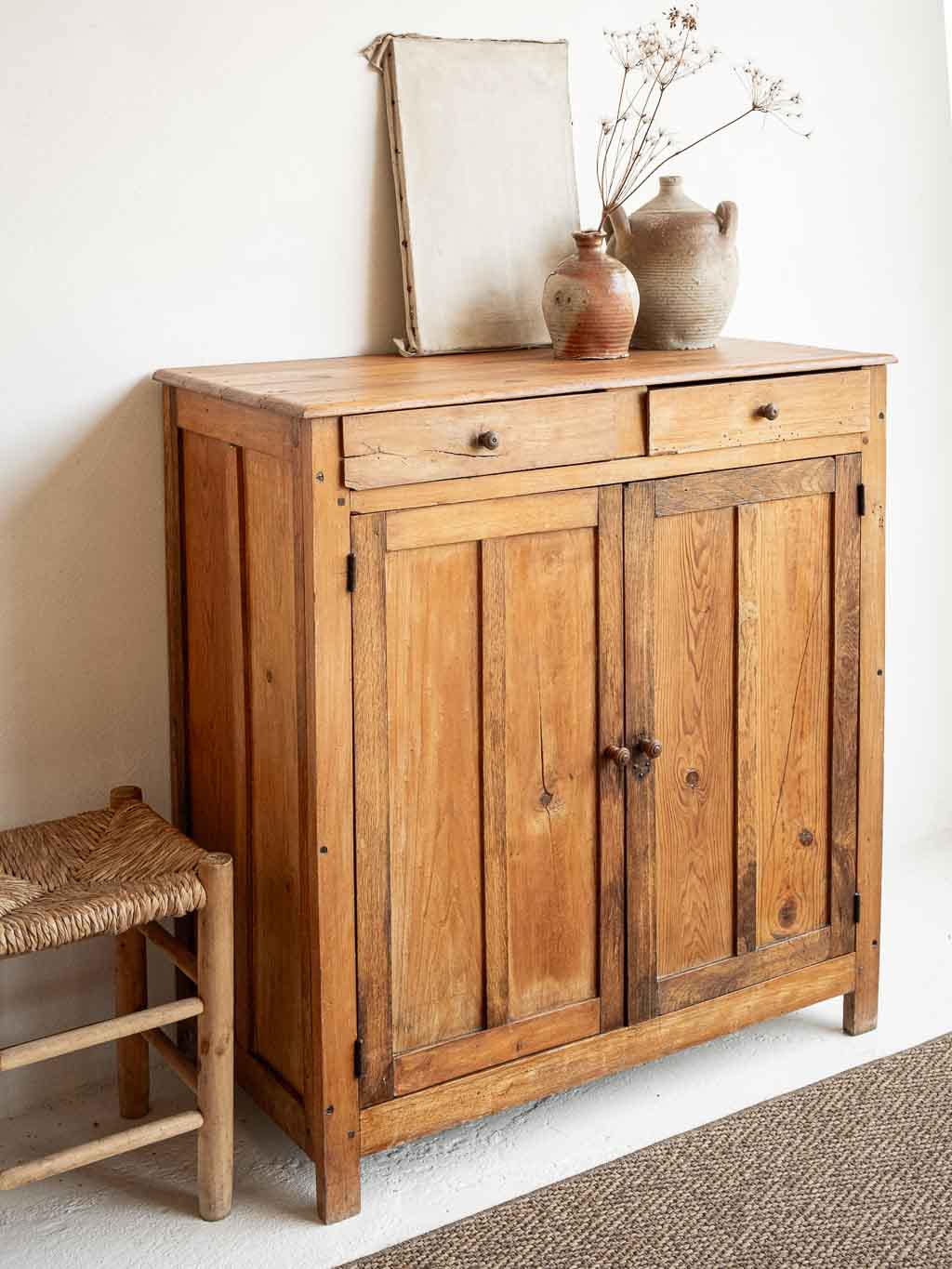 Ancien buffet parisien en bois, meuble de campagne rustique