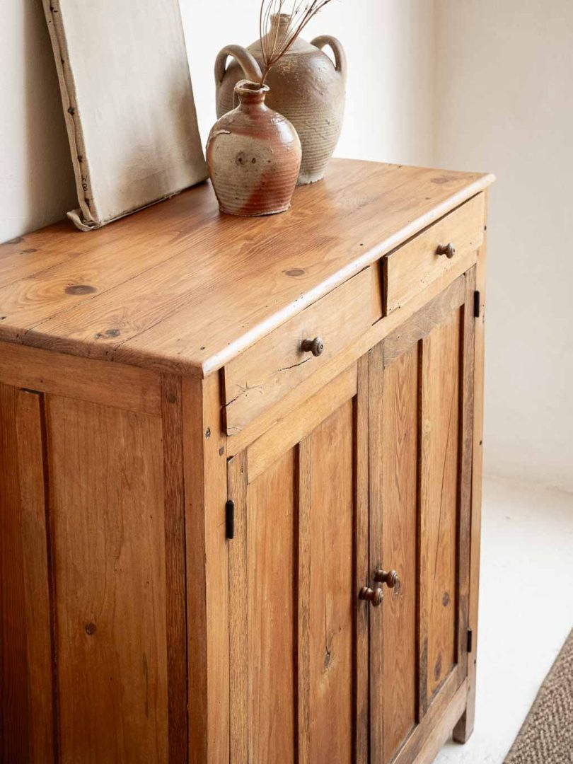 Ancien buffet parisien en bois, meuble de campagne rustique
