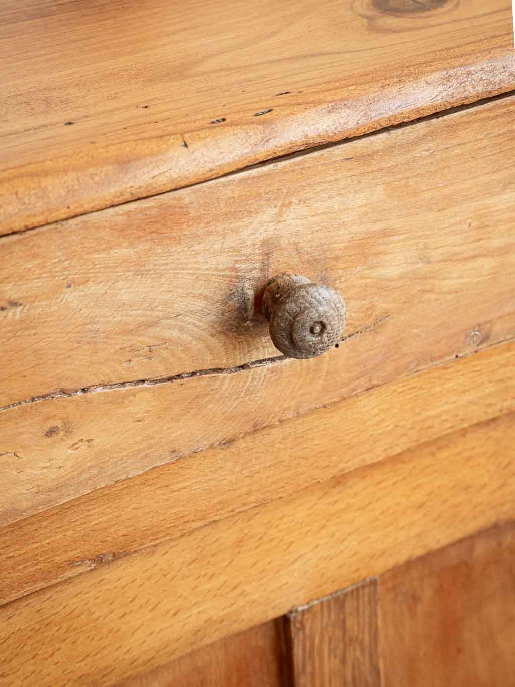 Ancien buffet parisien en bois, meuble de campagne rustique
