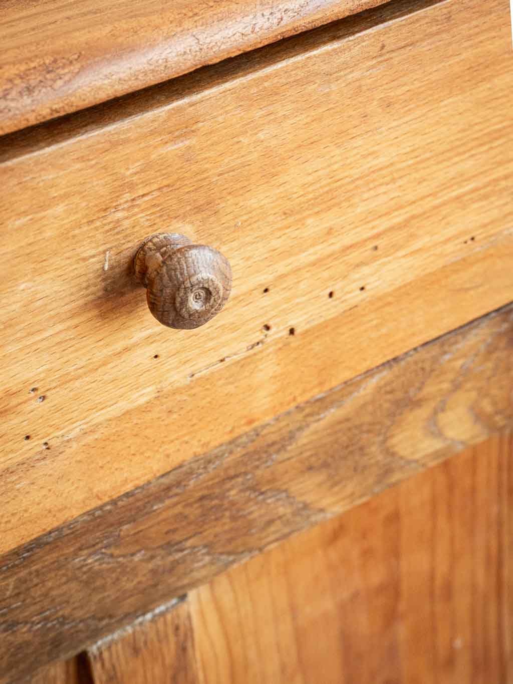Ancien buffet parisien en bois, meuble de campagne rustique