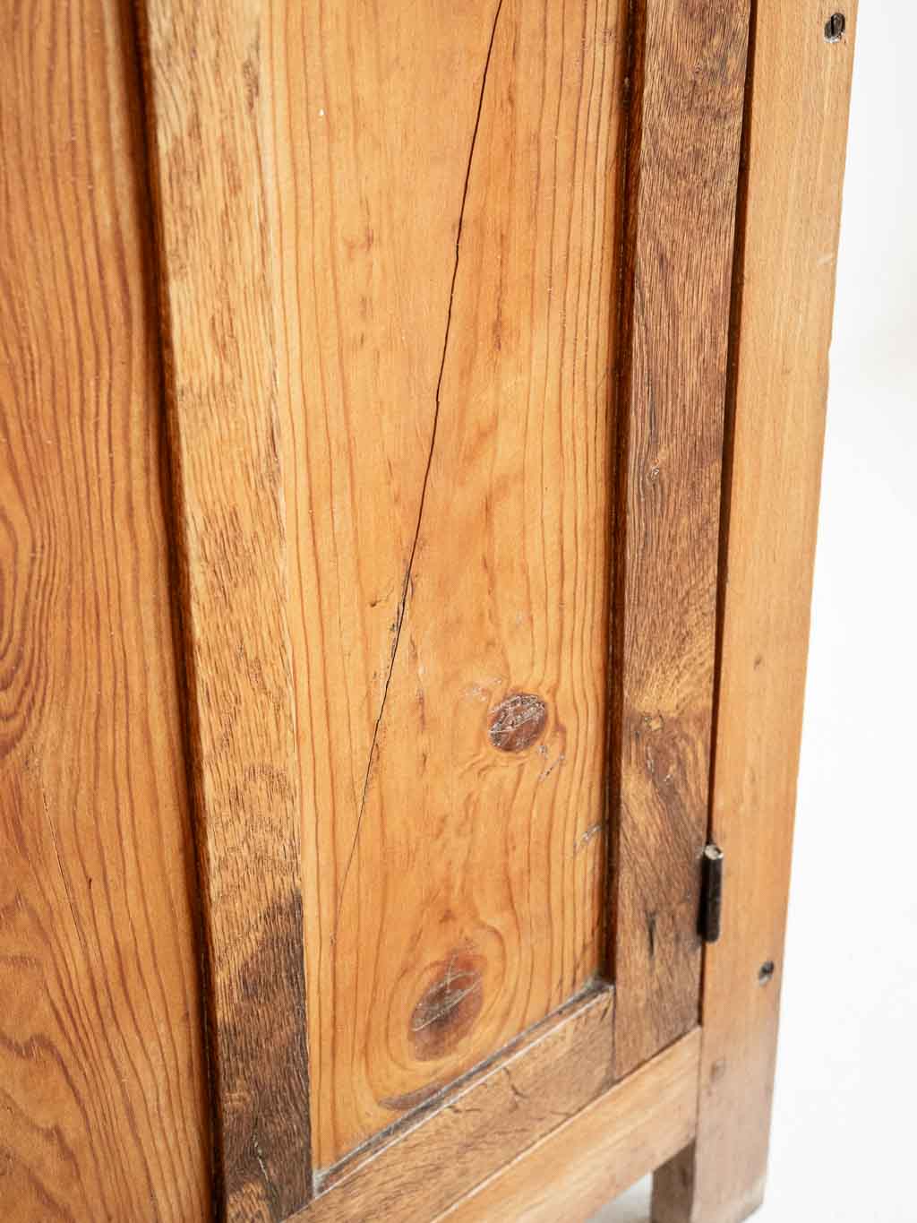 Ancien buffet parisien en bois, meuble de campagne rustique