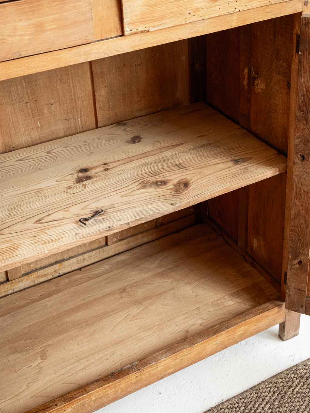 Ancien buffet parisien en bois, meuble de campagne rustique