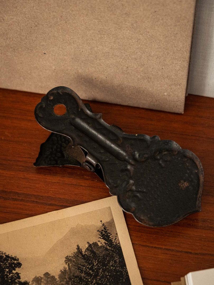 pince à courrier en métal noir en forme de main