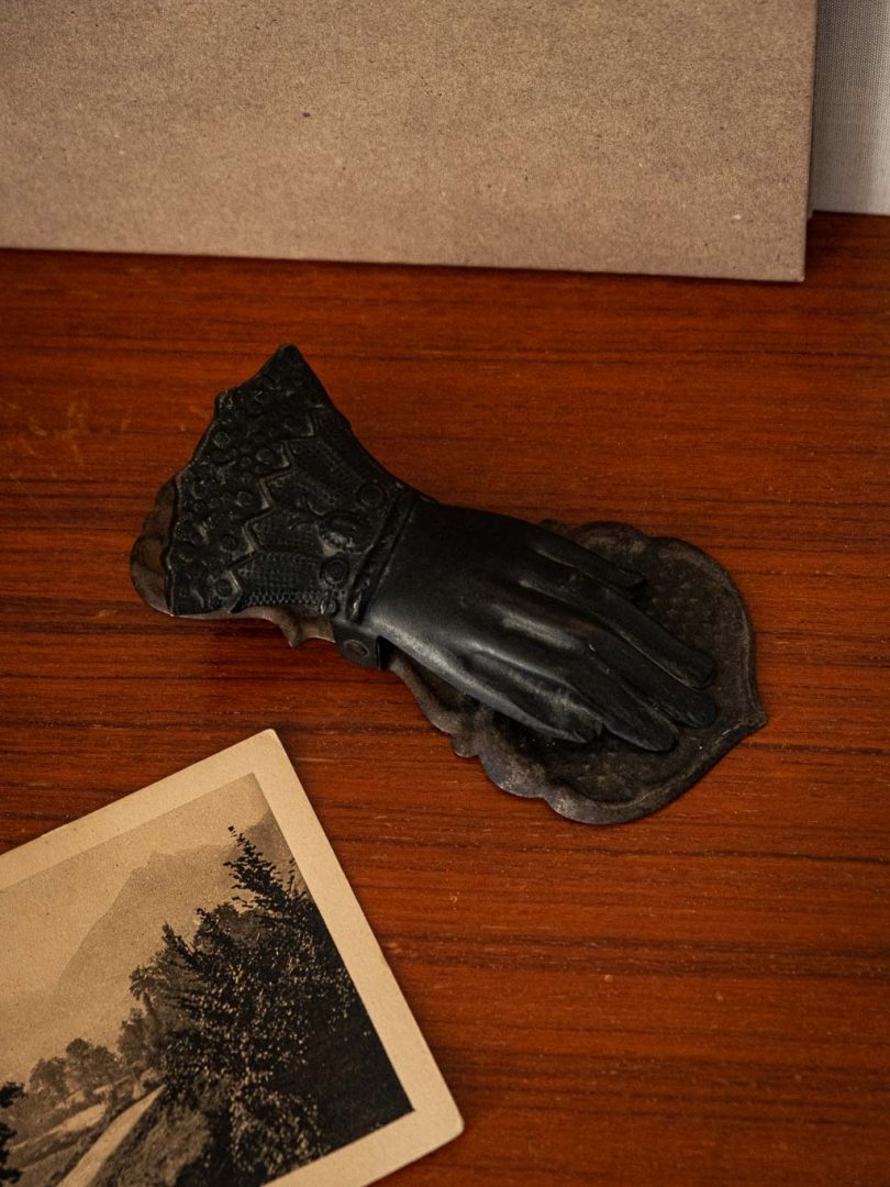 pince à courrier en métal noir en forme de main