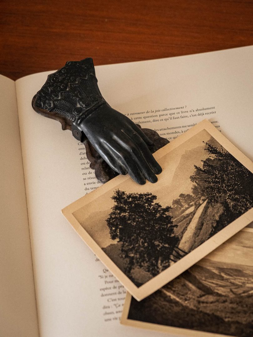 pince à courrier en métal noir en forme de main