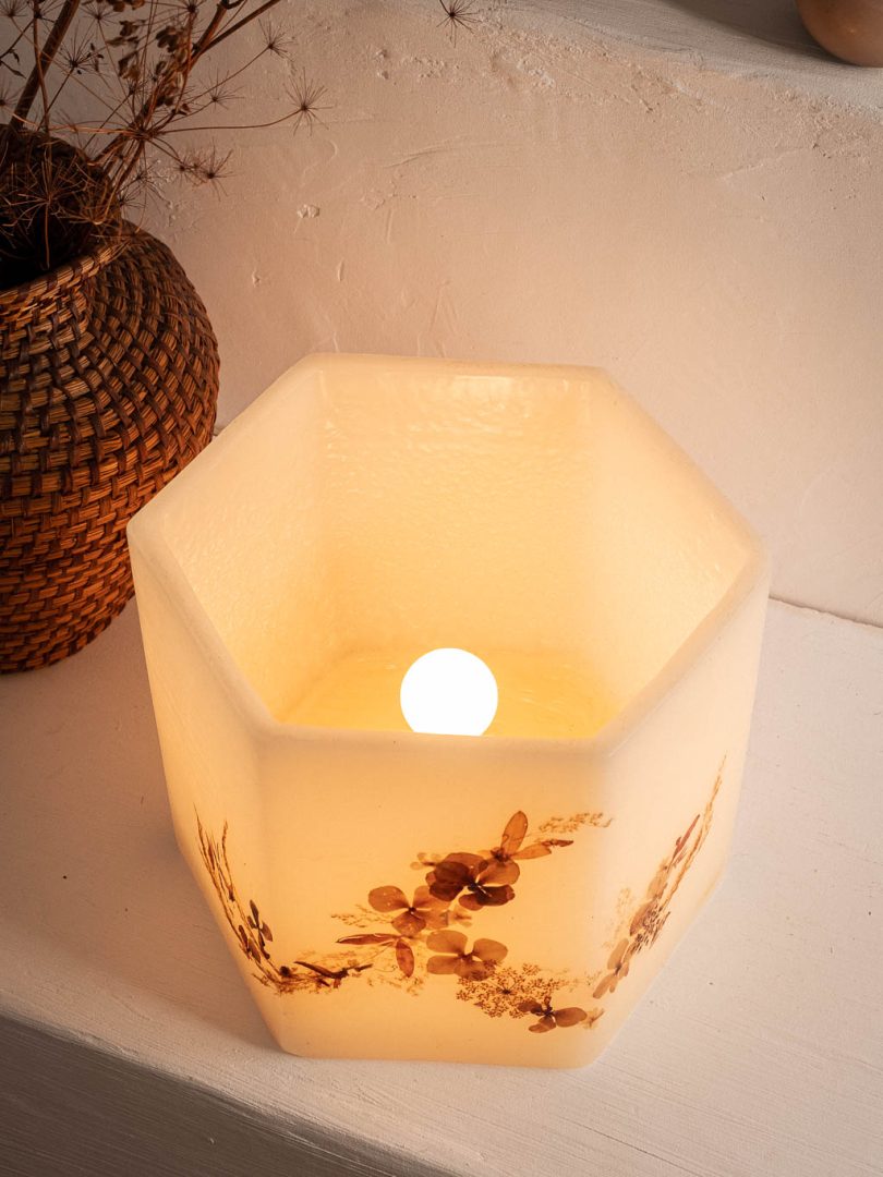 grande lampe vintage en cire et fleurs séchées façon herbier