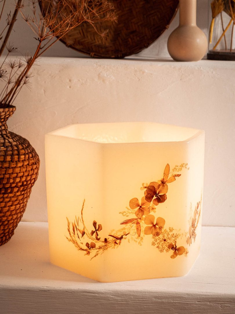 grande lampe vintage en cire et fleurs séchées façon herbier