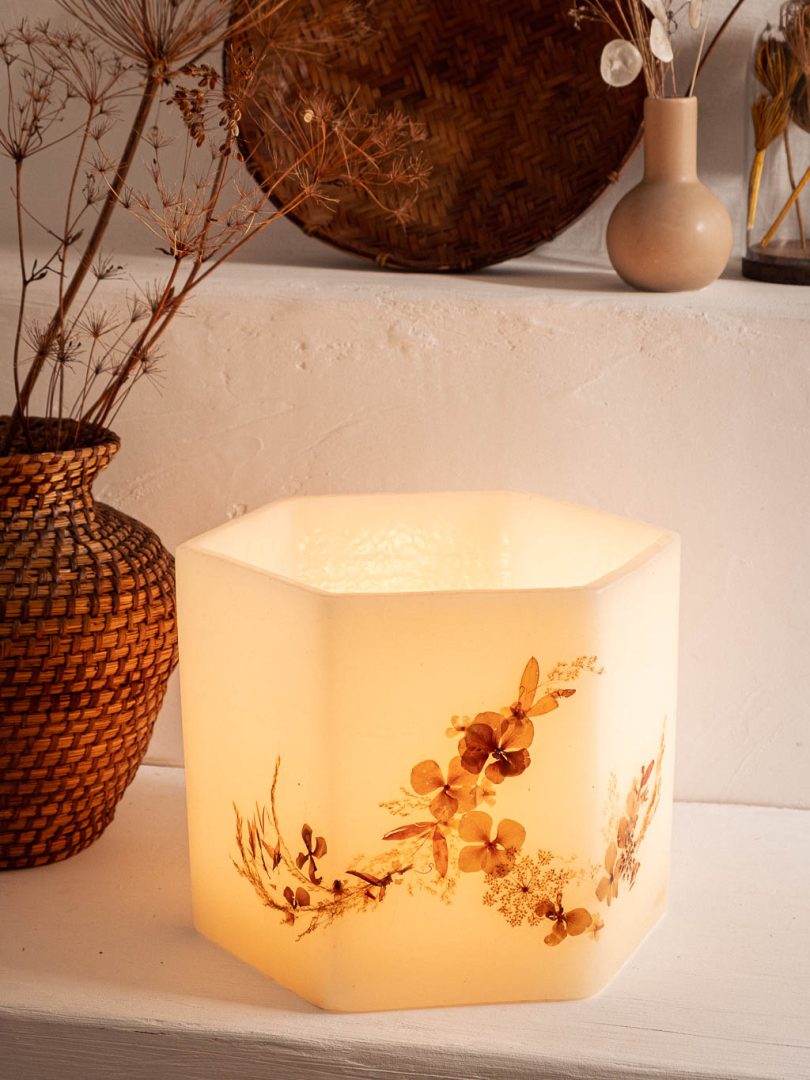 grande lampe vintage en cire et fleurs séchées façon herbier