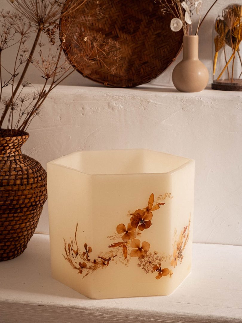 grande lampe vintage en cire et fleurs séchées façon herbier