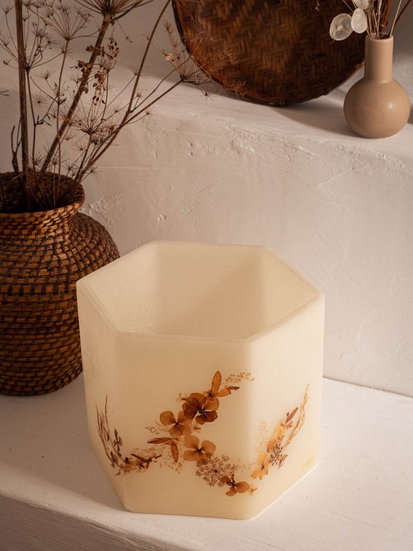 grande lampe vintage en cire et fleurs séchées façon herbier