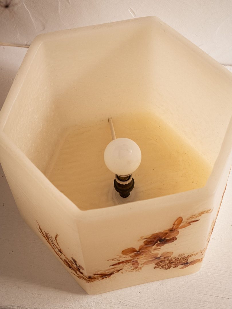 grande lampe vintage en cire et fleurs séchées façon herbier