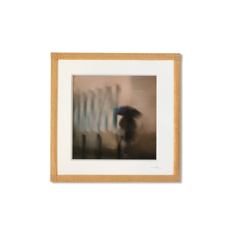 photographie encadrée, silhouette personnage sous l'orage