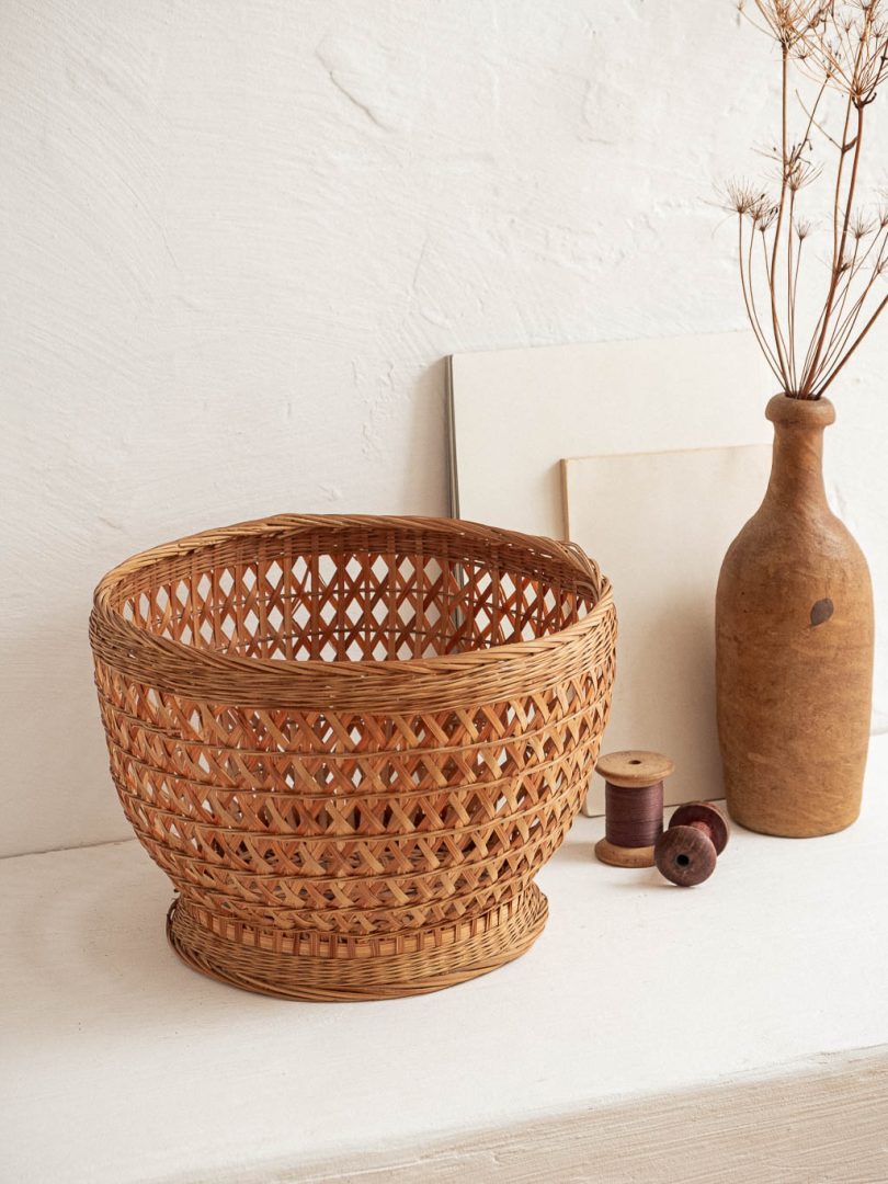Grand cache-pot en rotin - révélé, brocante, art & déco responsable