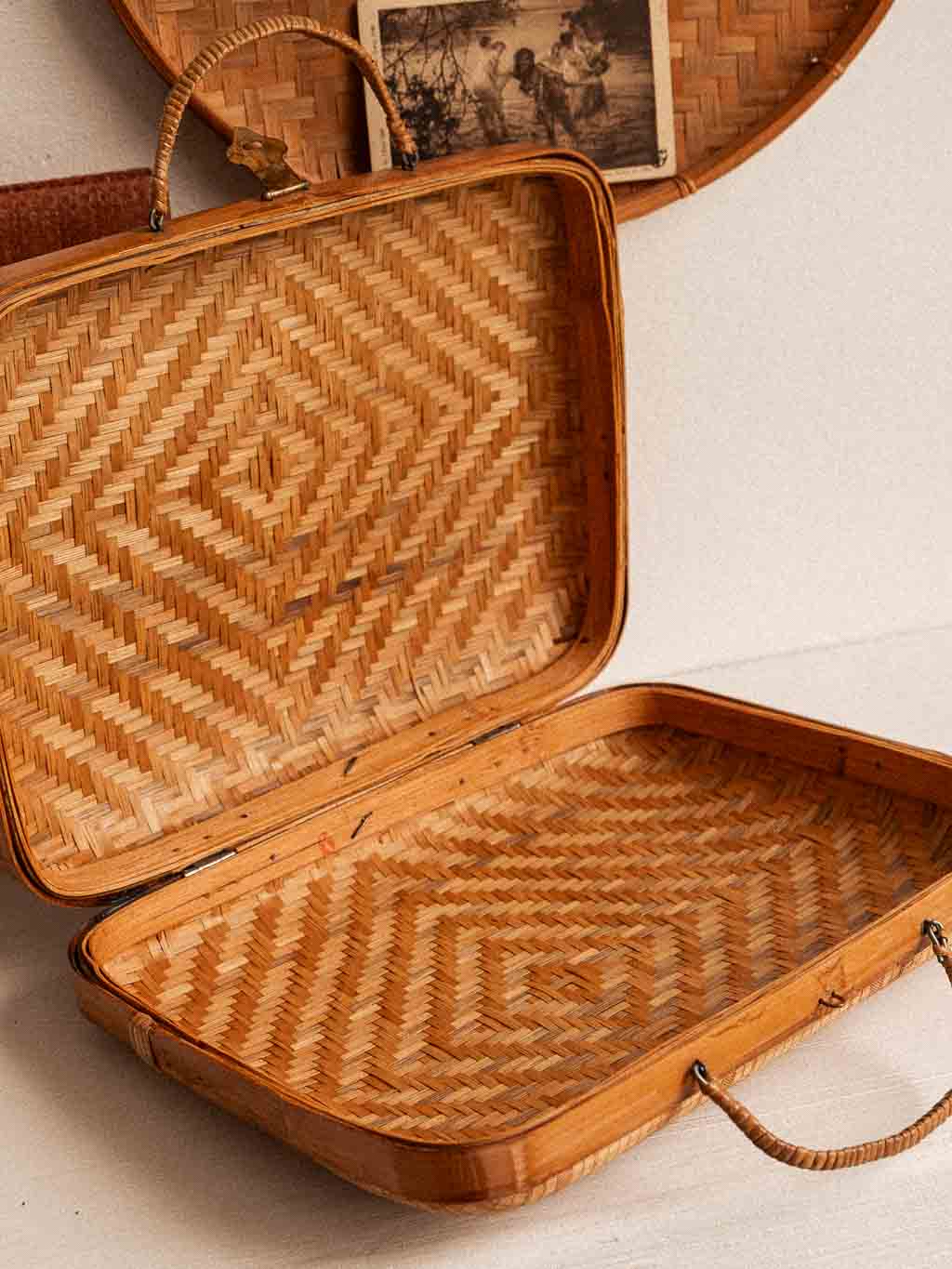 valise vintage en rotin 1960