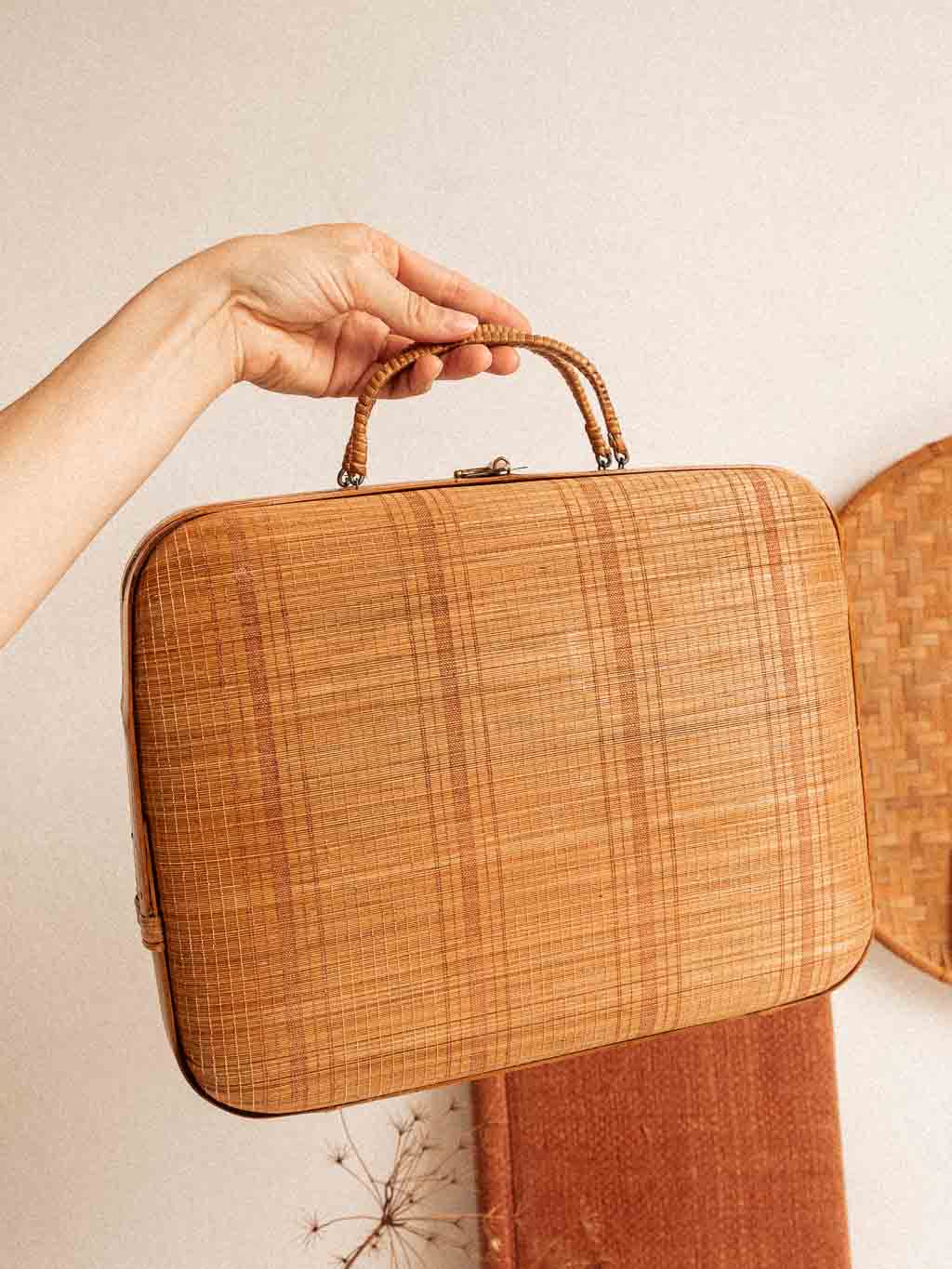 valise vintage en rotin 1960
