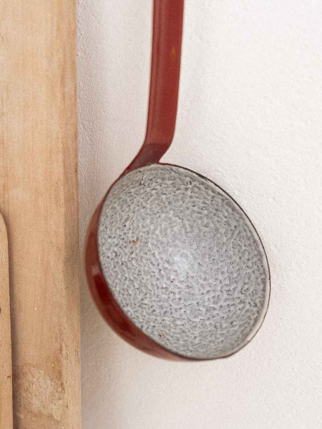 Ancienne louche en tôle émaillée - révélé, brocante, art & déco responsable