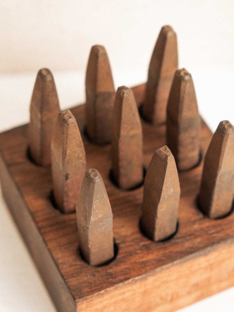 anciens poinçons à frapper en métal avec socle en bois. chiffres de 0 à 9