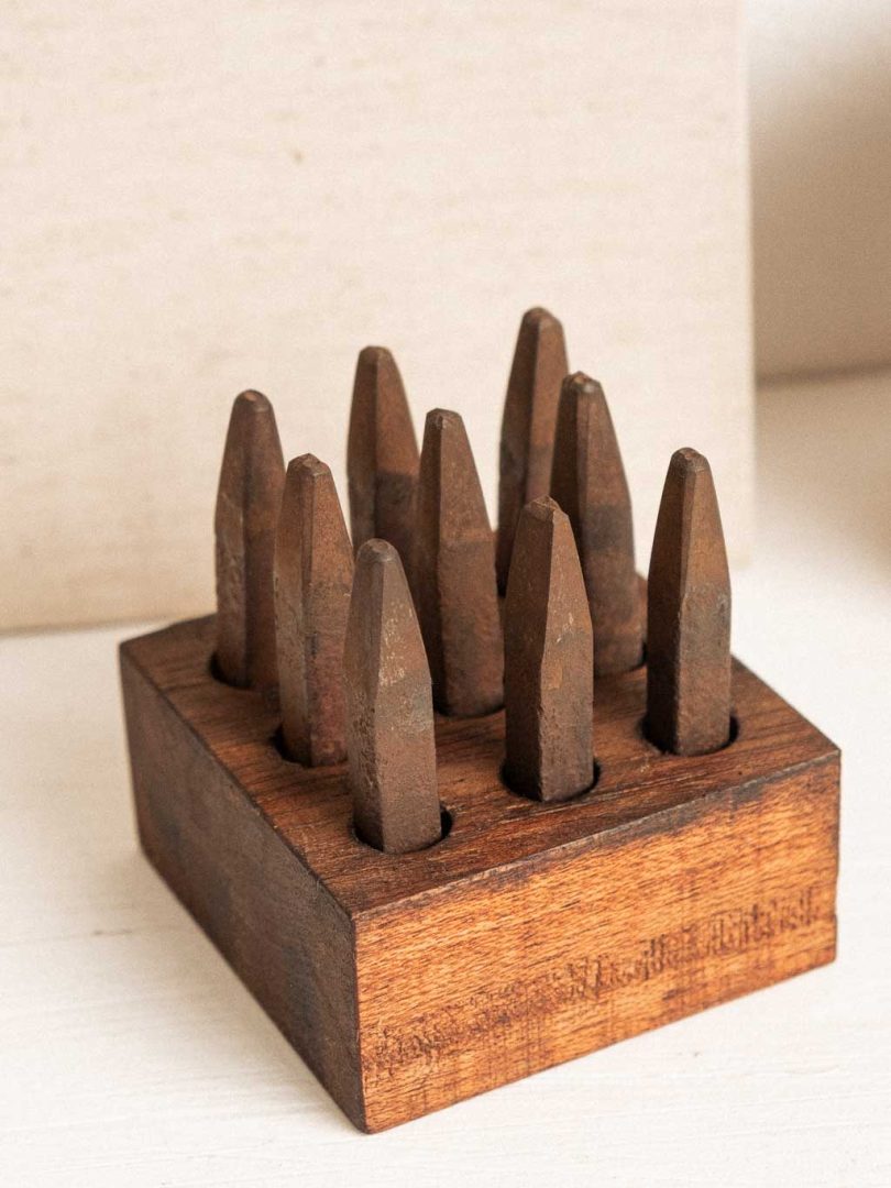 anciens poinçons à frapper en métal avec socle en bois. chiffres de 0 à 9