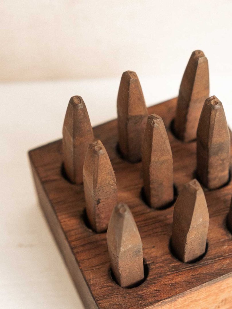 anciens poinçons à frapper en métal avec socle en bois. chiffres de 0 à 9