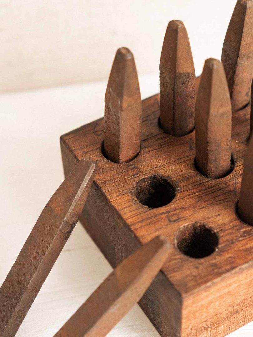 anciens poinçons à frapper en métal avec socle en bois. chiffres de 0 à 9