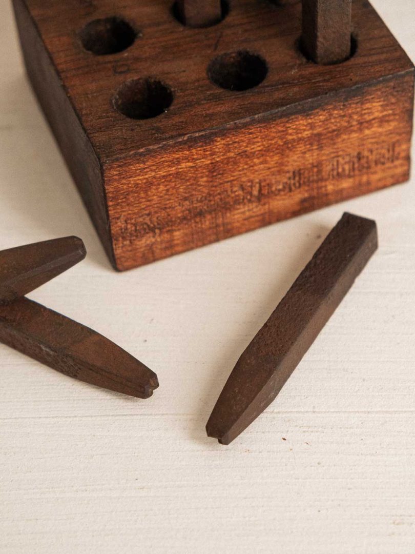 anciens poinçons à frapper en métal avec socle en bois. chiffres de 0 à 9