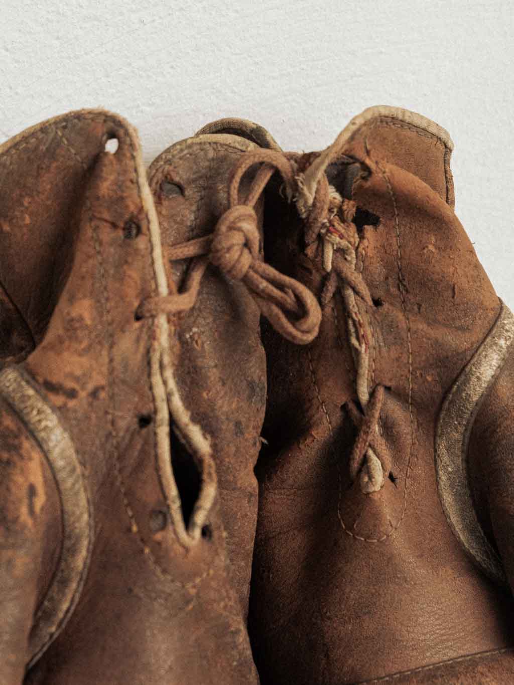 ancienne paire de gants de boxe en cuir