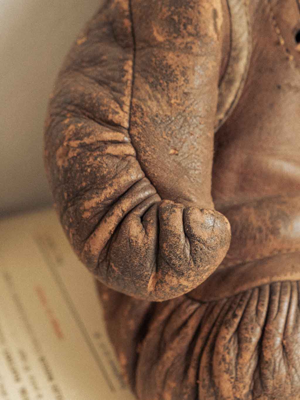 ancienne paire de gants de boxe en cuir