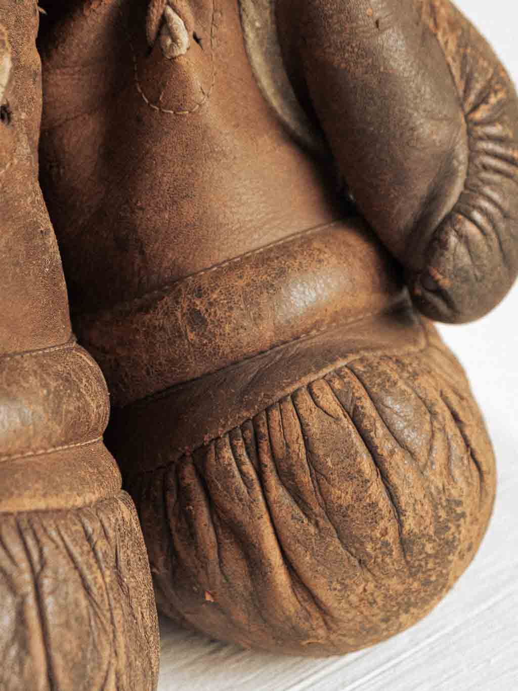 ancienne paire de gants de boxe en cuir