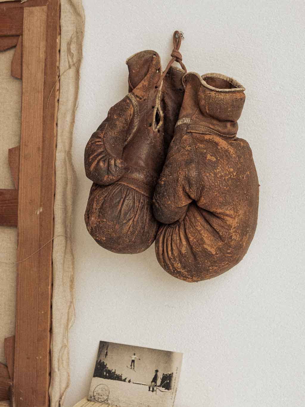 ancienne paire de gants de boxe en cuir