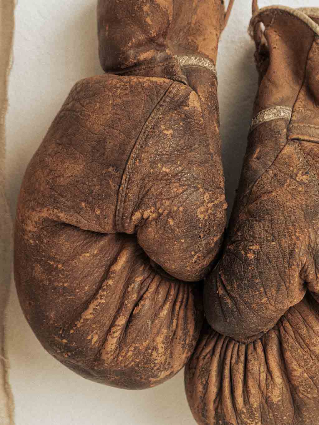 ancienne paire de gants de boxe en cuir