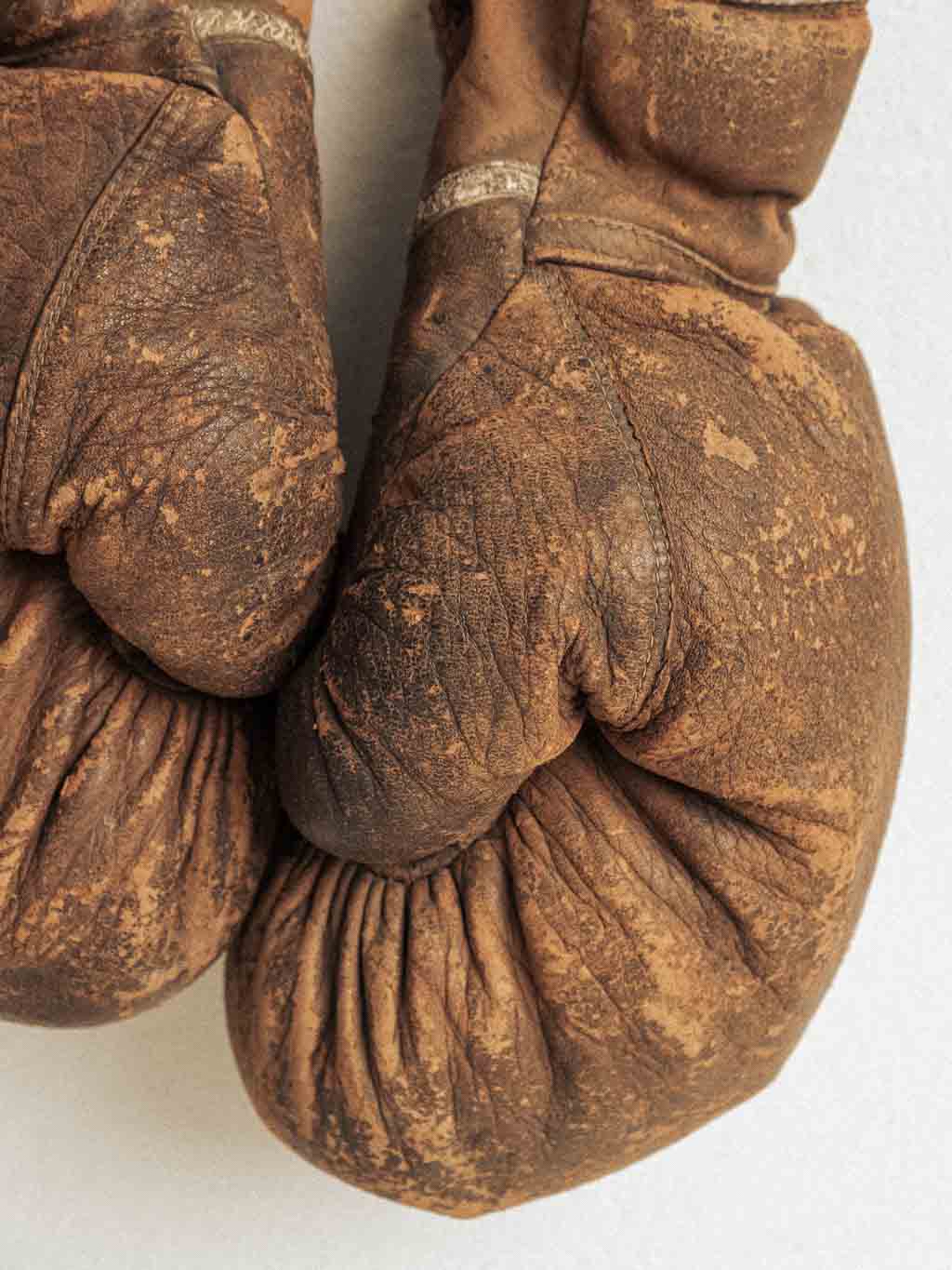 ancienne paire de gants de boxe en cuir