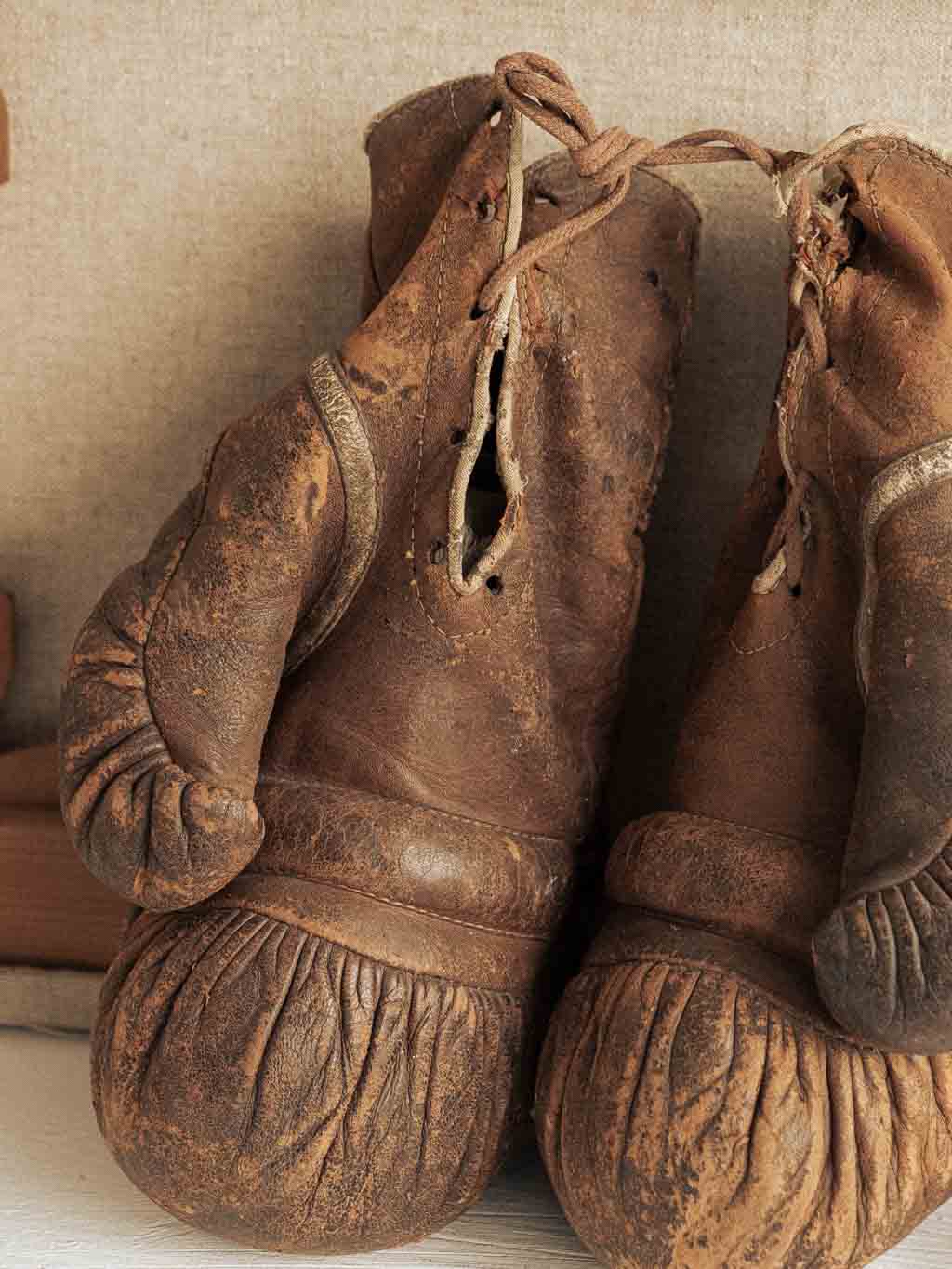 ancienne paire de gants de boxe en cuir
