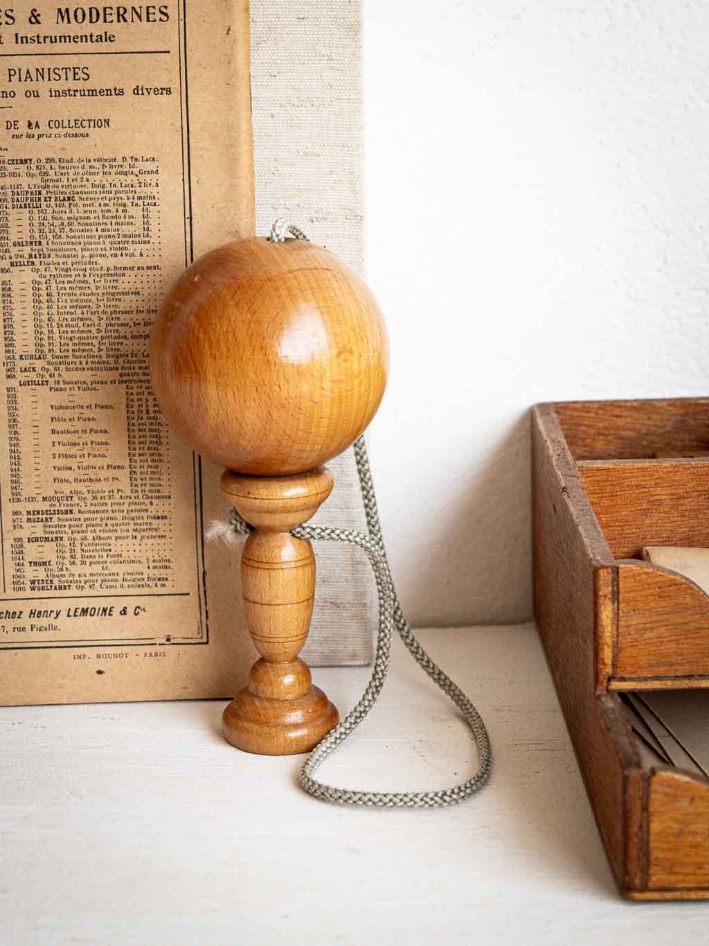 Petit bilboquet vintage en bois vernis