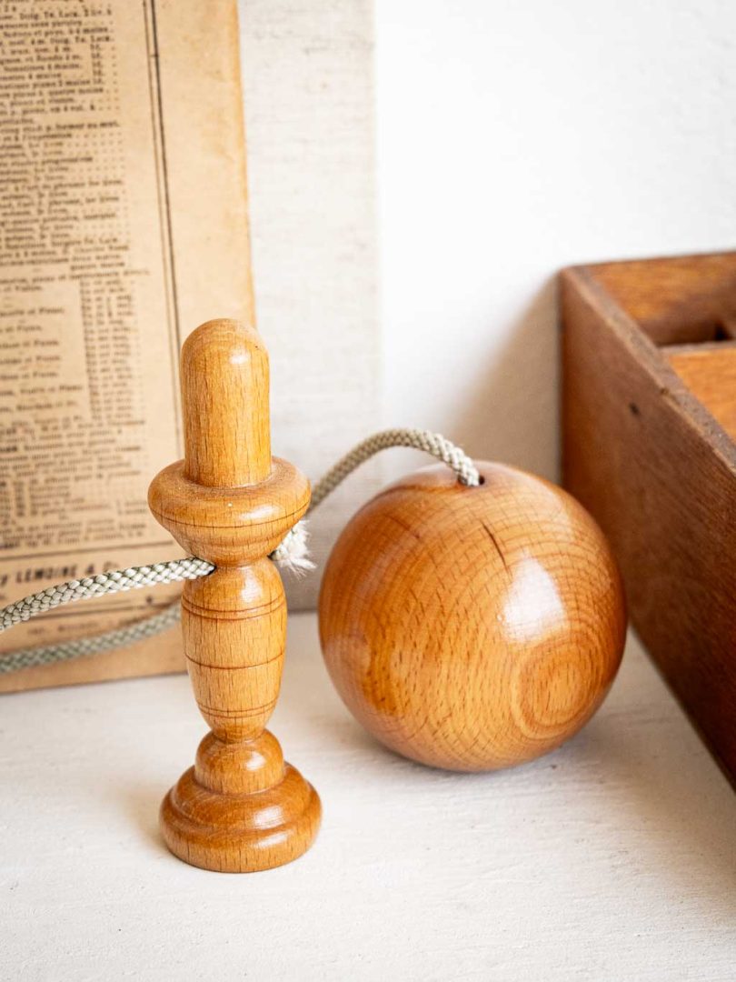 Petit bilboquet vintage en bois vernis