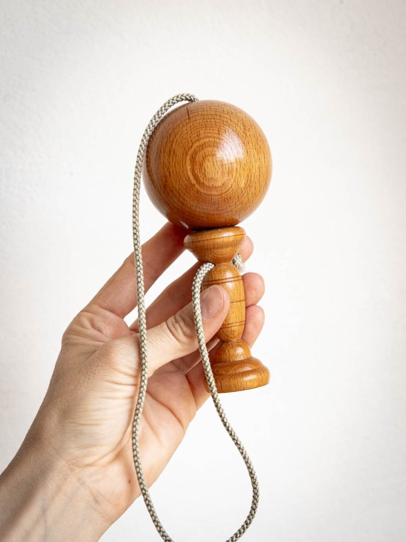 Petit bilboquet vintage en bois vernis