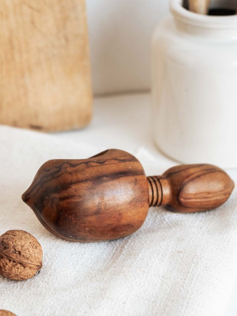 casse noix à vis en bois en forme de noisette