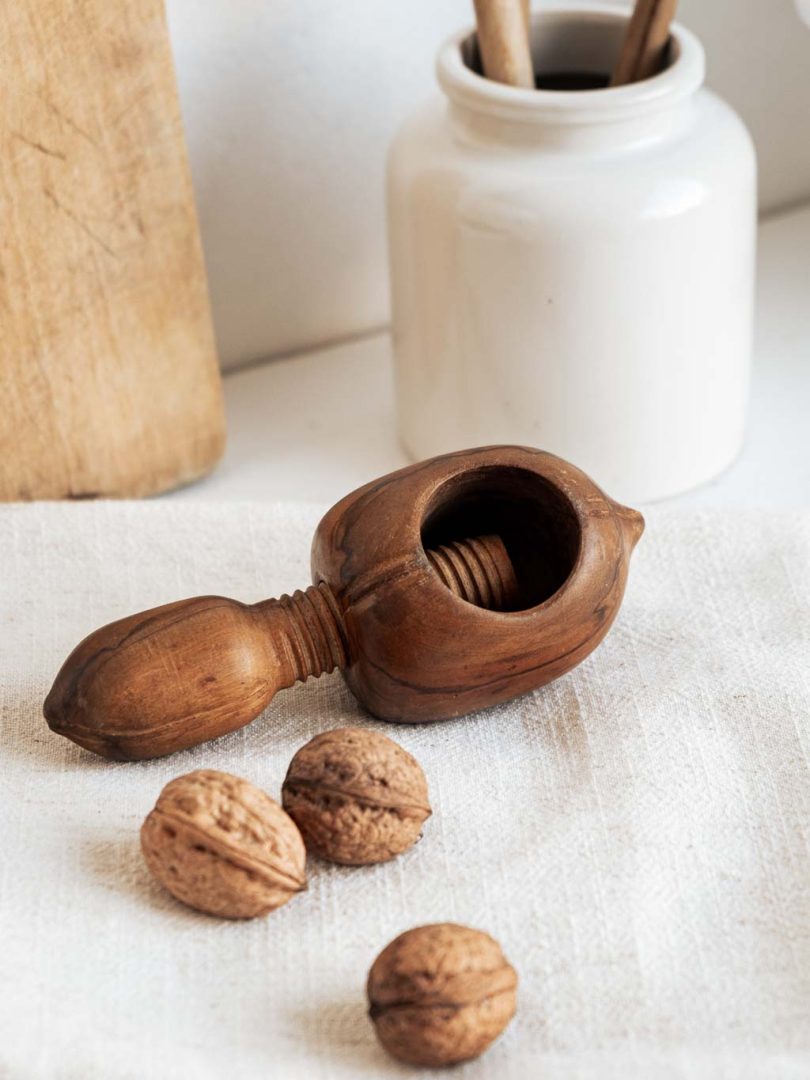 casse noix à vis en bois en forme de noisette