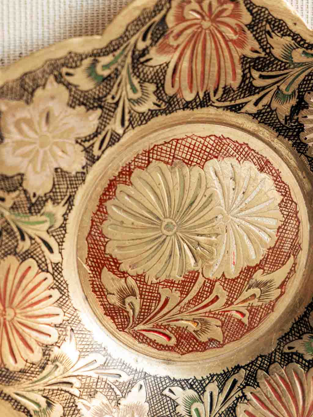 coupelle en laiton gravé motifs floraux