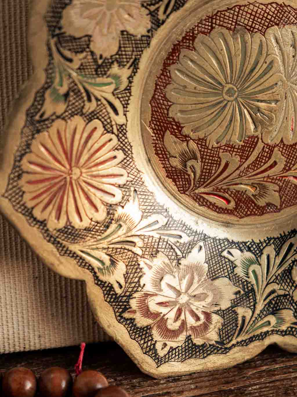 coupelle en laiton gravé motifs floraux
