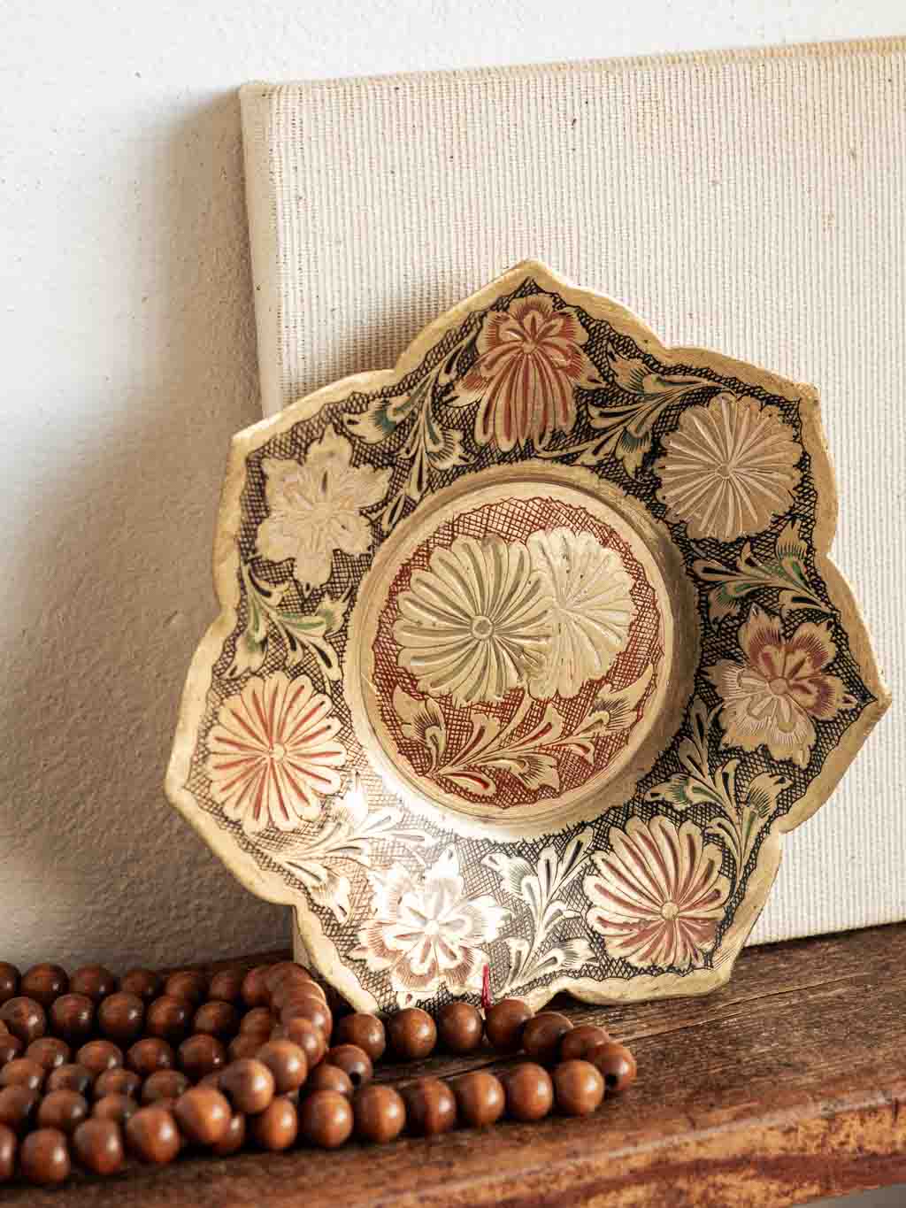coupelle en laiton gravé motifs floraux