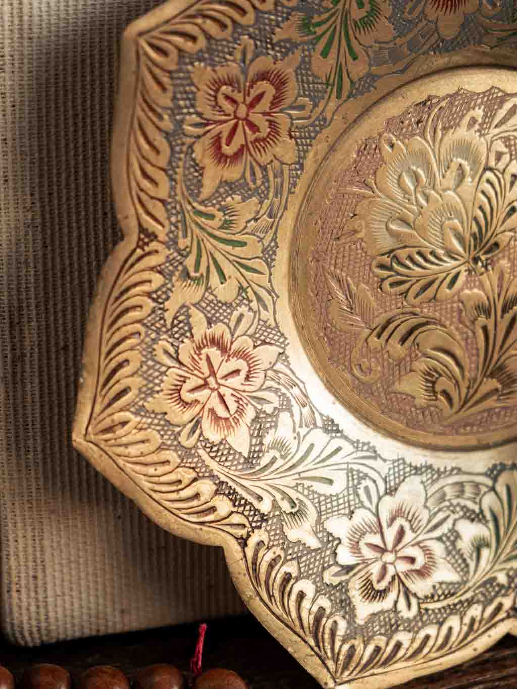 coupelle en laiton gravé motifs floraux
