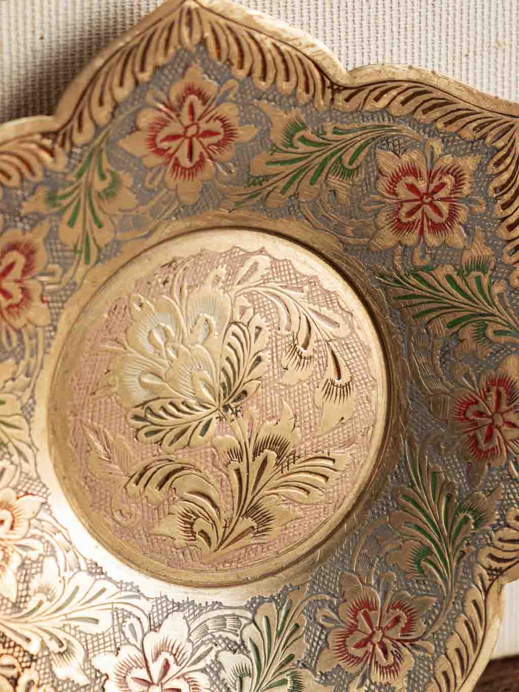 coupelle en laiton gravé motifs floraux