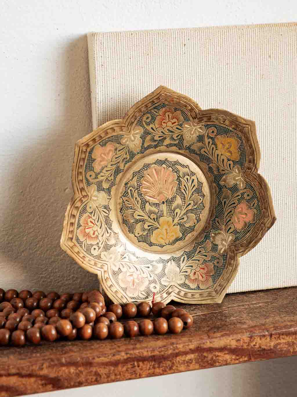 coupelle en laiton gravé motifs floraux