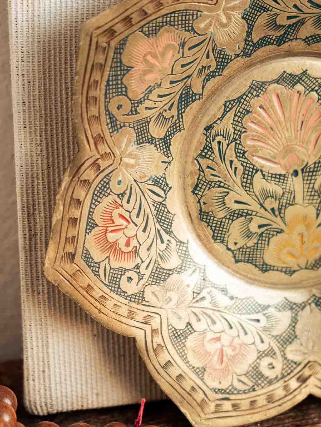 coupelle en laiton gravé motifs floraux