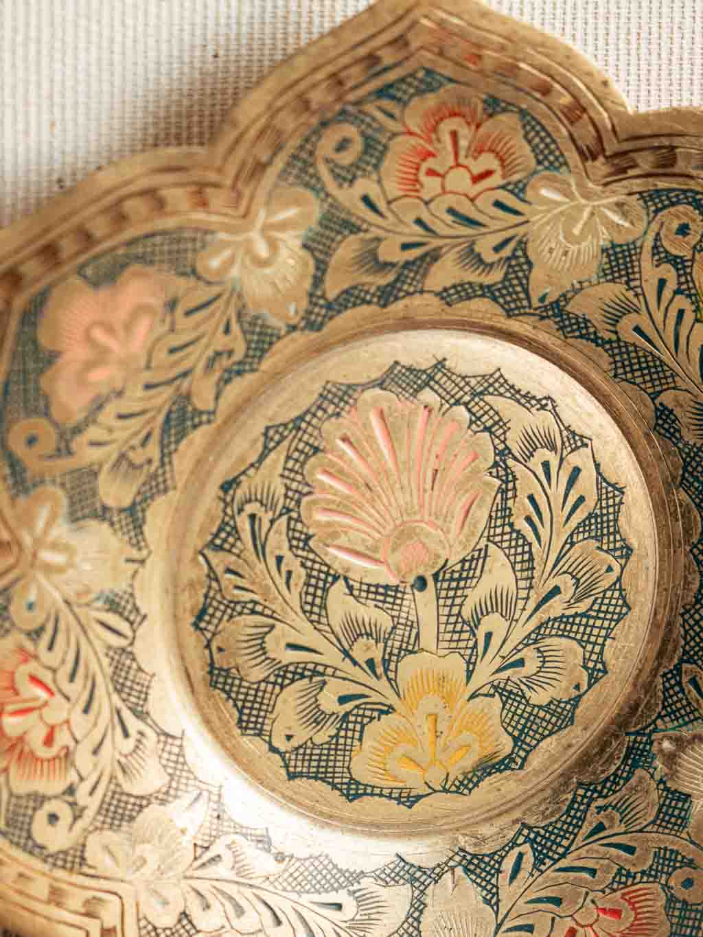 coupelle en laiton gravé motifs floraux