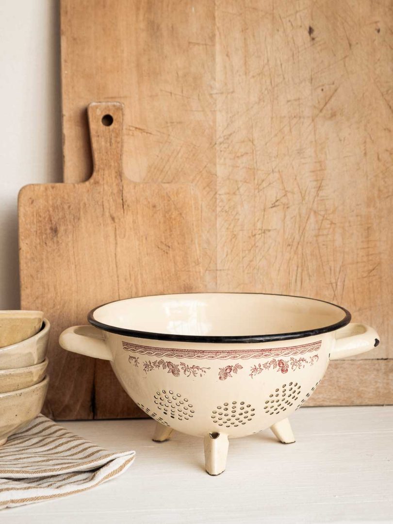 Passoire vintage en métal émaillé beige et motifs rouge