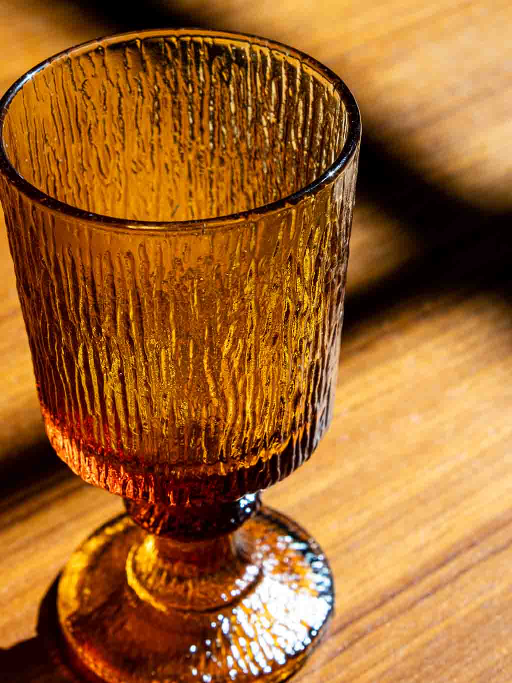 lot de 2 verres à pied vintage en verre ambré, détail 2