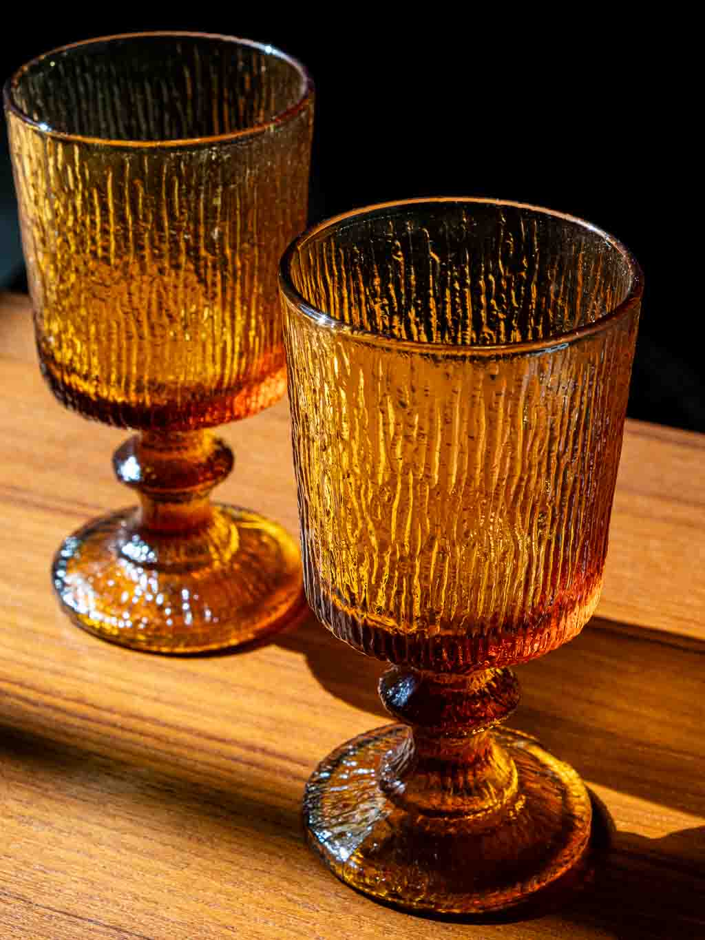 lot de 2 verres à pied vintage en verre ambré, détail 1